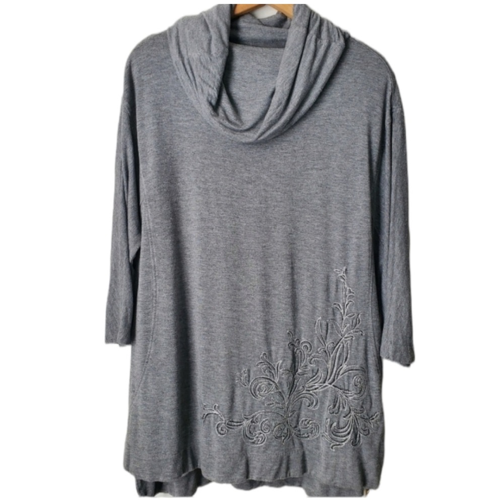 Zenergy by Chico’s 3/4 sleeve cowl neck tunic with embroidery